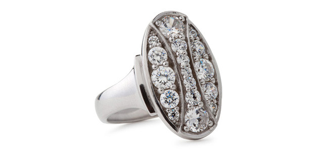 QUEEN HERA 18ct WG and diamond ring